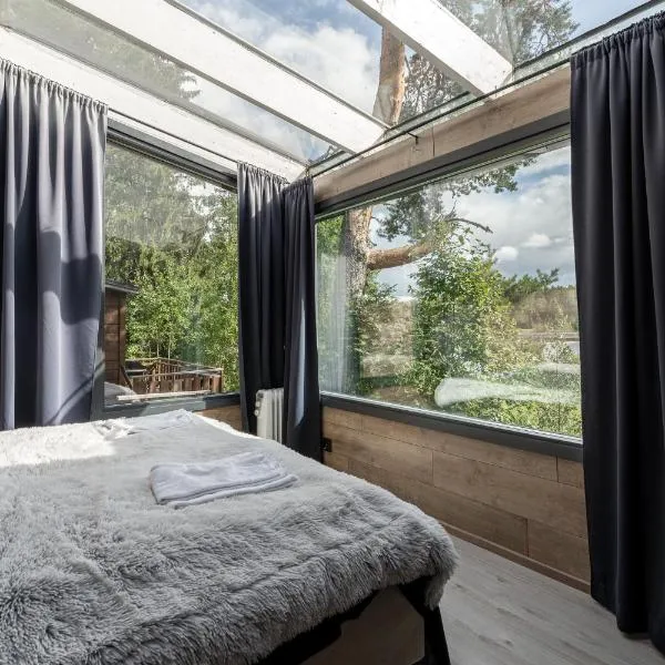 Koskisviitti 2 - Private High Quality Suite with Lake Views, hotel v destinaci Laukaa
