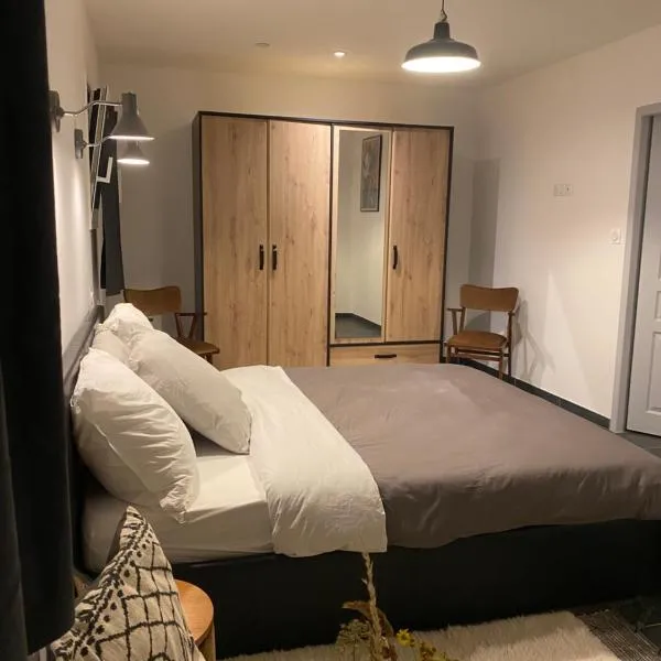 chambre privée avec SDB, hotel v destinácii Parthenay