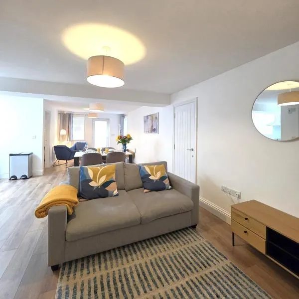 Deluxe One Bed Flat at Dawe Luxury Suites - An Entire Apartment near Ely Cathedral & Train Station - Ideal Gateway to Explore Ely, Cambridge, Norfolk & London - Sleeps up to 4, hotel in Ely