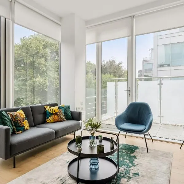 Luxury Apartment with Parking, Cinema & Game Room and Gym, viešbutis mieste Kew Bridge