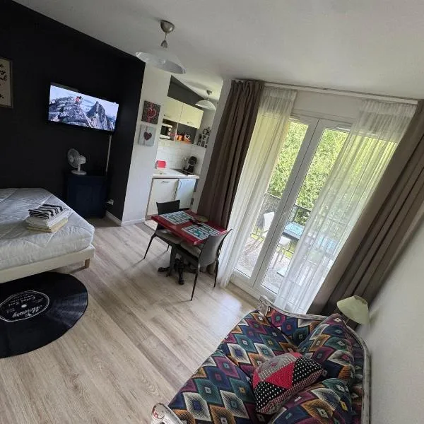 Studio T1 piscine chauffée parking gratuit les hauts dhonfleur, hotel a Équemauville