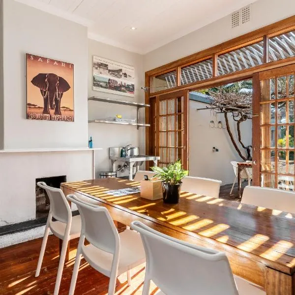Stone Cottages - Camps Bay Village, hotel in Cape Town