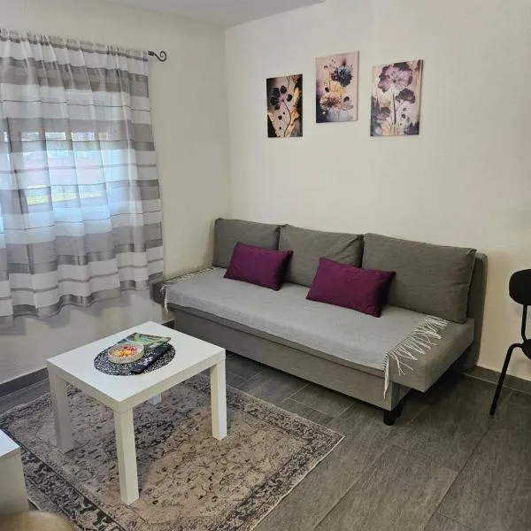 Tiny House Ciciban - self check in and check out, hotel in Otočac
