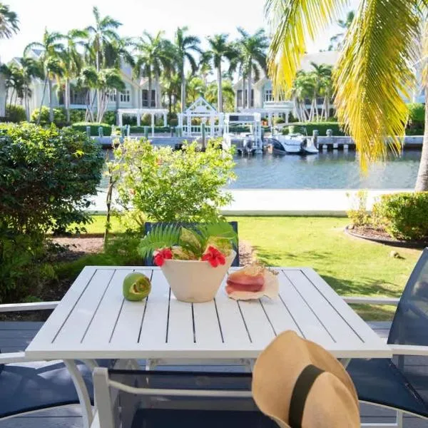 Snug Harbour View Condo #1, hotel in George Town