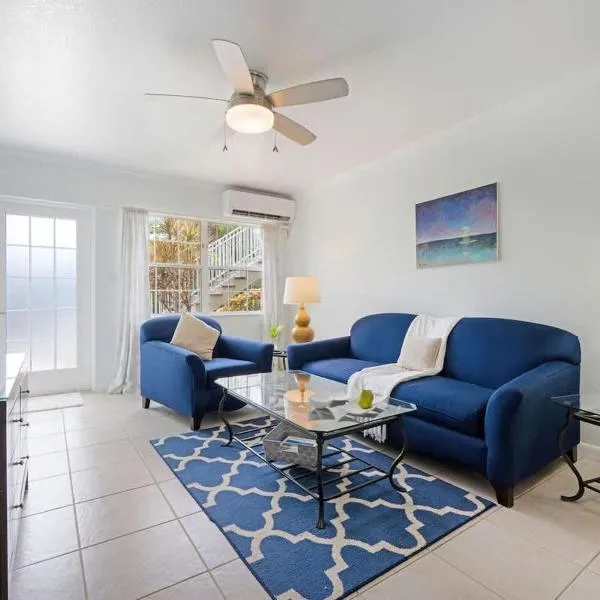 Snug Harbour View Condo #2, hotell i George Town