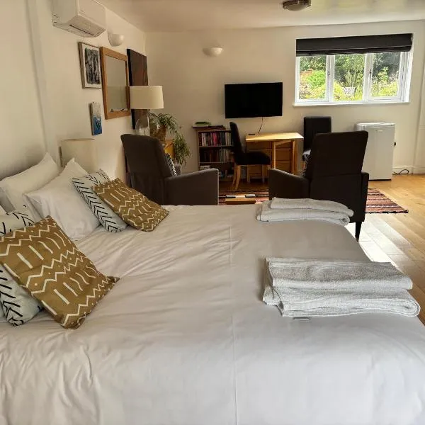 Cosy annexe near Reedham Ferry, hotel in Thurlton