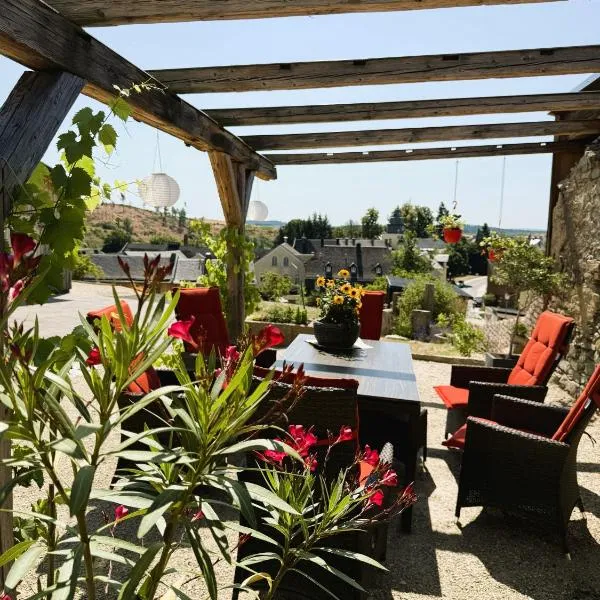 Ferienwohnung im Chaletstil Sonnenidyll 51 qm Wellness Fitness Sauna Bergrödelhof, hotel en Feilitzsch