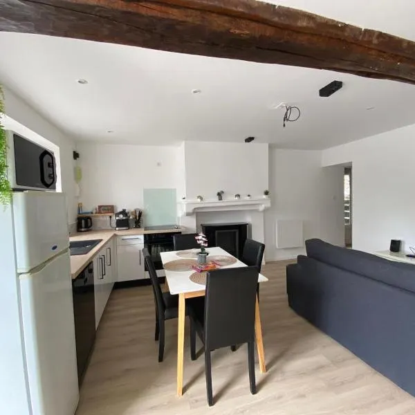 Petite maison de bourg, hotel in Le Bourgneuf-la-Forêt