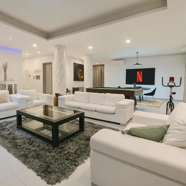 Luxury 3BR Apt Near Ngor Beach Balcony & Wi-Fi, hotel in Dakar
