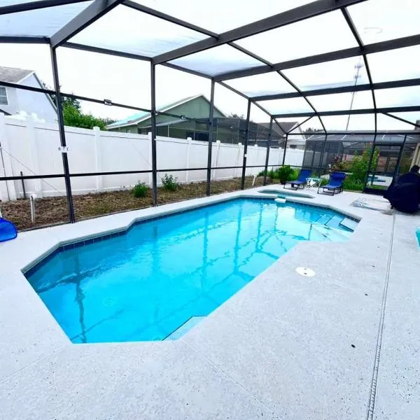 Spacious 2 en-suite BR, pool & spa retreat, hotel a Davenport