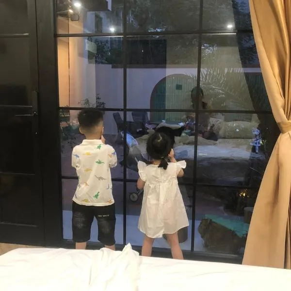Ha Thu Sea View Hotel, hotel di Cat Ba