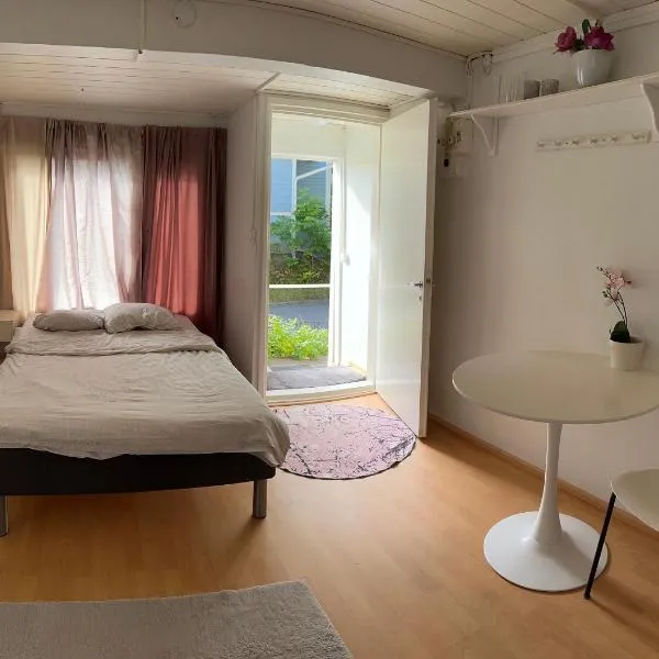 Wooden house studio 1 km from river Turku, hotel in Turku