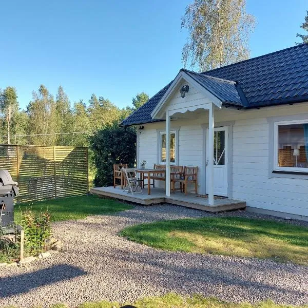 Charming cottage on Kvegero, hotel in Gnesta
