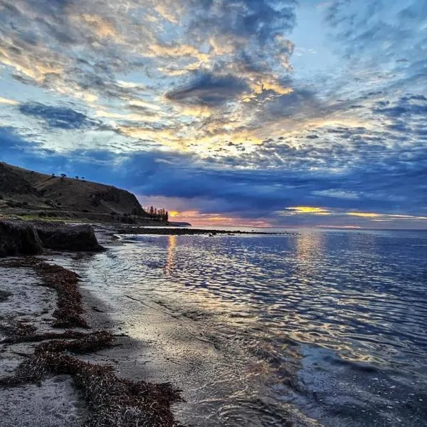 Lady Bay Beach House - seconds from the sand, hotel a Normanville