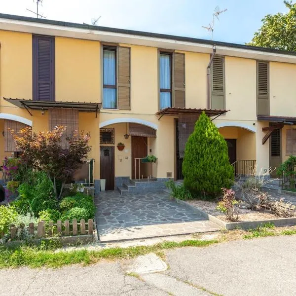 Bright Villa with Balcony and Jacuzzi, Milan Area, хотел в Cesate