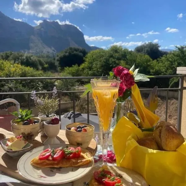 Esmaraldas House of Love, hotel in Terrasini