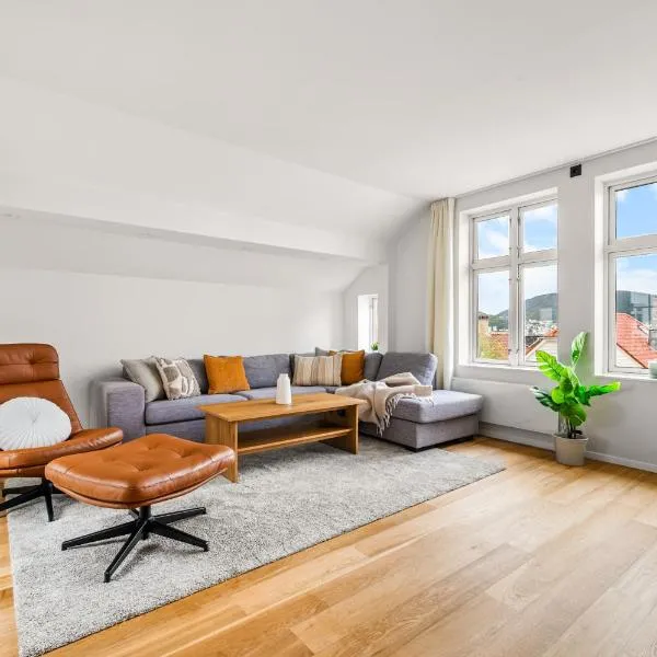 Spacious Gem In Old Town I NEW 2025 I 3 Bed 2 Bath, hotelli Bergenissä