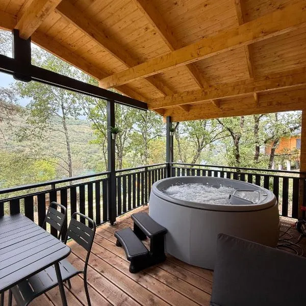 Cabanes et Lodges du Belvedere, hotel in Serrières-sur-Ain