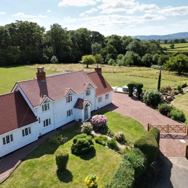 Beautiful Danford House & Lodge with Hot Tub, Hotel in Hartpury