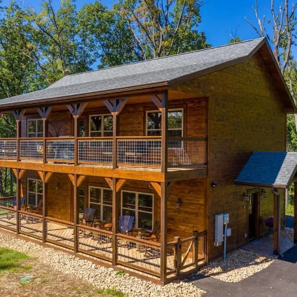 Lux Cabin Mtn Views, Flat Parking, Dog Friendly!, hotel v destinaci Gatlinburg