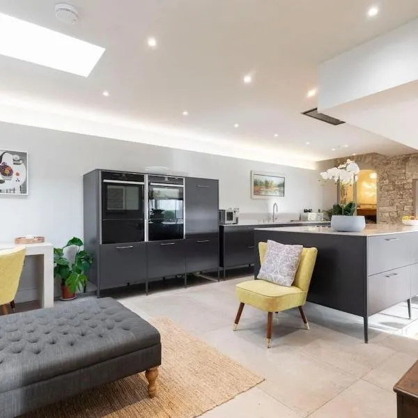 Cotswold Hillside Retreat with Stunning Views, hôtel à Nailsworth