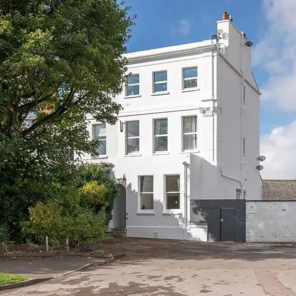 Comfortable 1-Bed Flat Near Pittville Park, hotel in Gloucestershire
