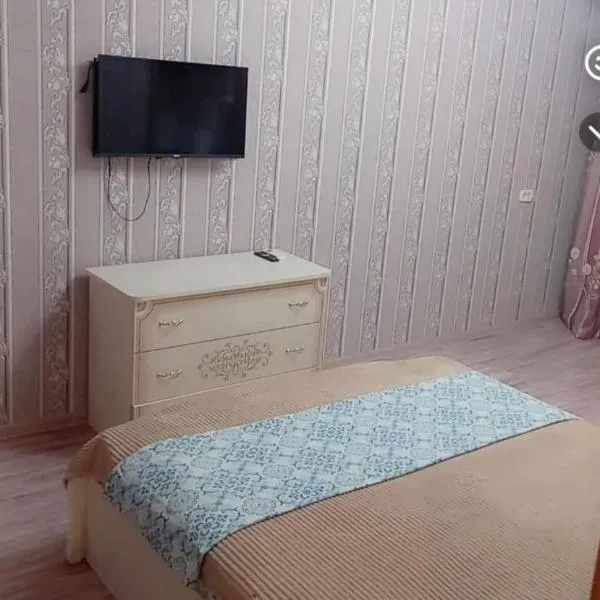 Однокомнатная квартира Авангард 2 с балконом, hotel in Atyraū