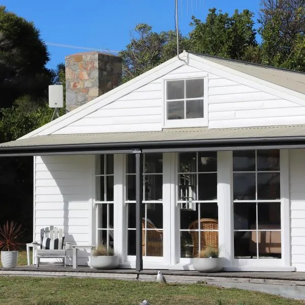 White Shell Cottage - Woodfire & Beachfront, hotel in Falmouth
