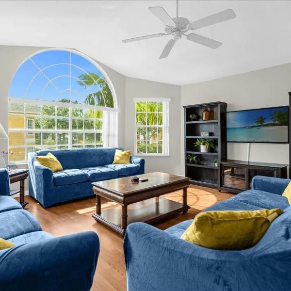 Luxury 3BR Condo Near Disney with Pool, hotel en Kissimmee