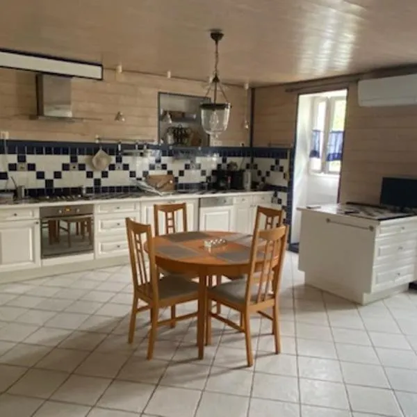 Le Gîte Saint Girons، فندق في Saint-Girons-dʼAiguevives