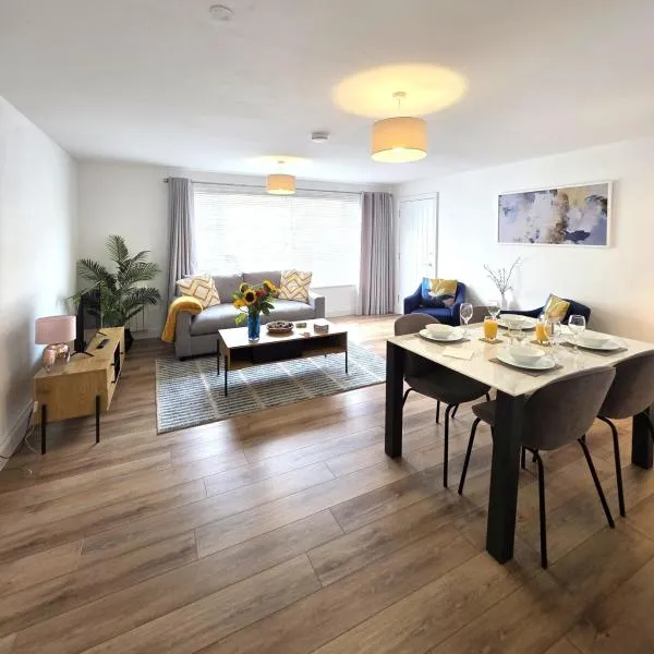 Modern One Bed Flat at Dawe Luxury Suites - An Entire Apartment near Ely Cathedral & Train Station - The Perfect Gateway to Explore Ely, Cambridge, Norfolk & London - Sleeps up to 4, hotel i Ely