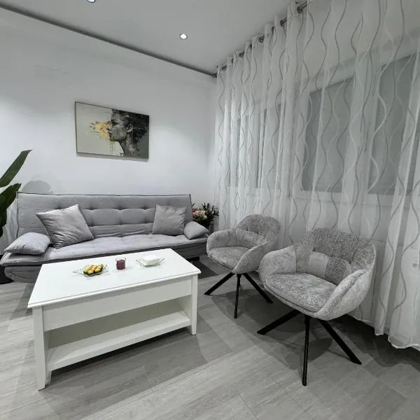 Apartamento AEROPUERTO12, отель в городе Кослада