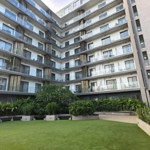 Sky View Condo at Lennox, hotel in Trofwi