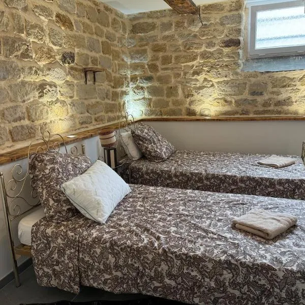 Charming stone apartment, Hotel in Golbey