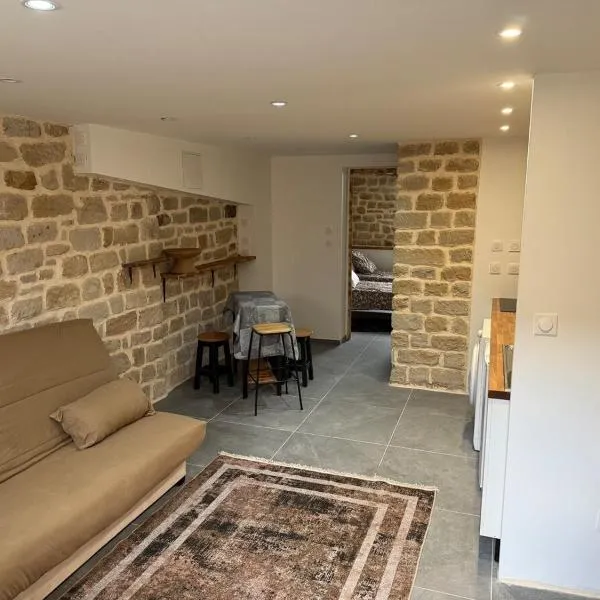 Charming stone apartment, hotel em Golbey