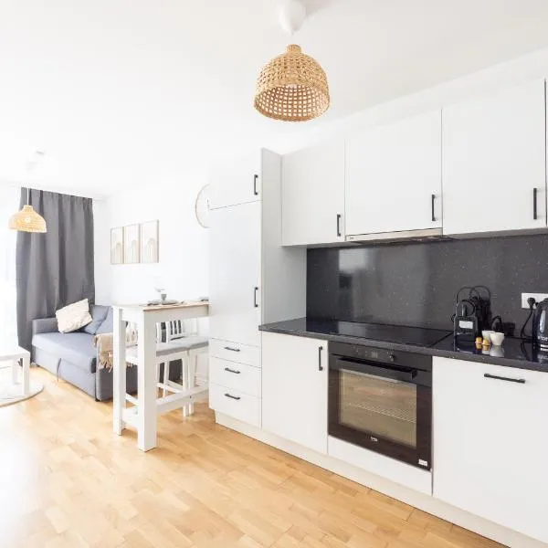 Deluxe Apartment with garden! Free Garage Parking included! Near SCS & Industry Center NÖ, hotel in Wiener Neudorf