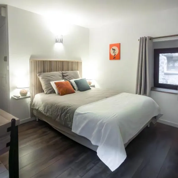 Chambre indépendante avec salle de bain privée, hotel in Montpezat-sous-Bauzon