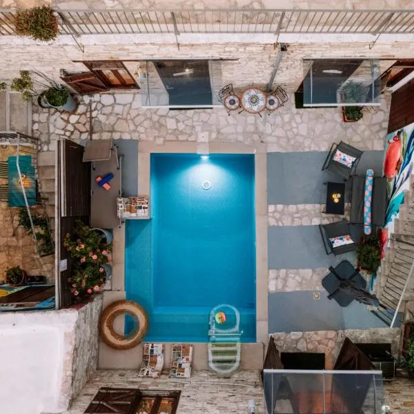 RedBlue Door Two Traditional Listed Houses, hotel in Pano Lefkara