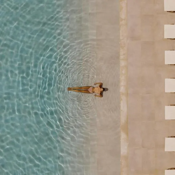 Cabo – hotel w mieście Kavos