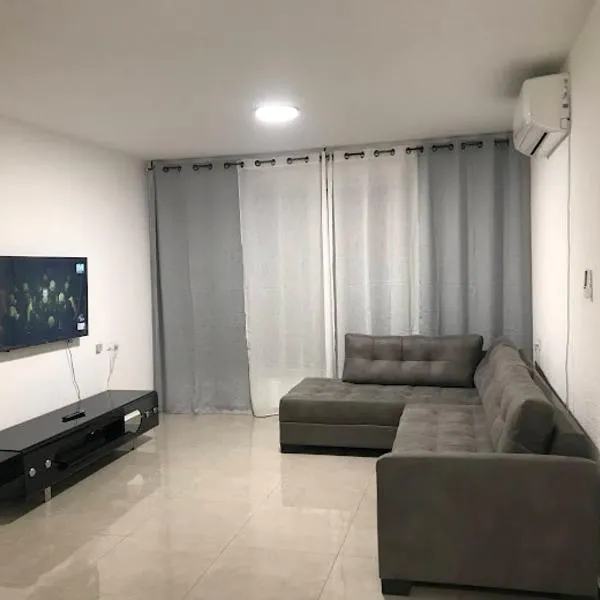 Isramax 3BR apartment near the sea., khách sạn ở Bat Yam