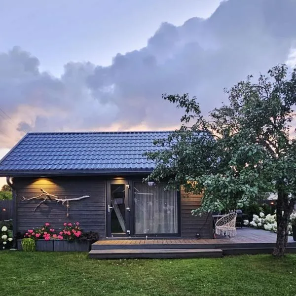 Kursīšu namiņš, hotel in Skulte