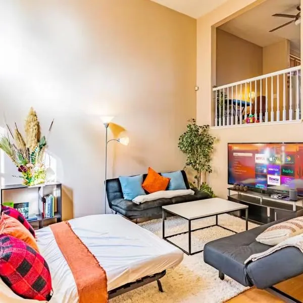 Entire Private 3-BR Townhouse with Garage Parking near San Diego Gaslamp, Available Now, hotel in National City