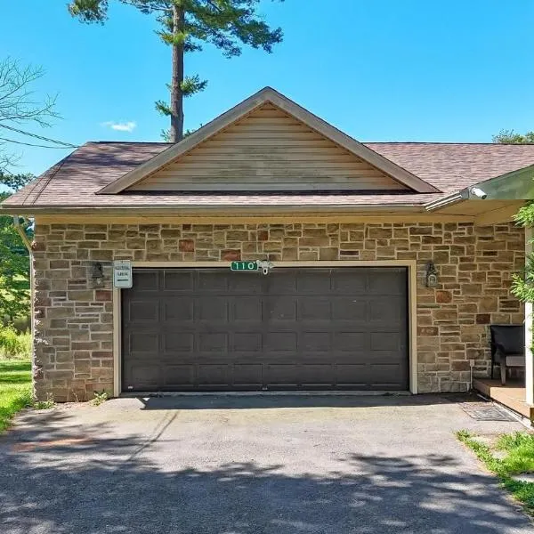 Luxury Lake Front Camelot Villa, hotel in Pocono Lake