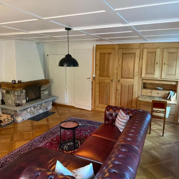 Schweizerhaus Glarus - Historisch & Stilvoll mit Garten，Ennenda的飯店