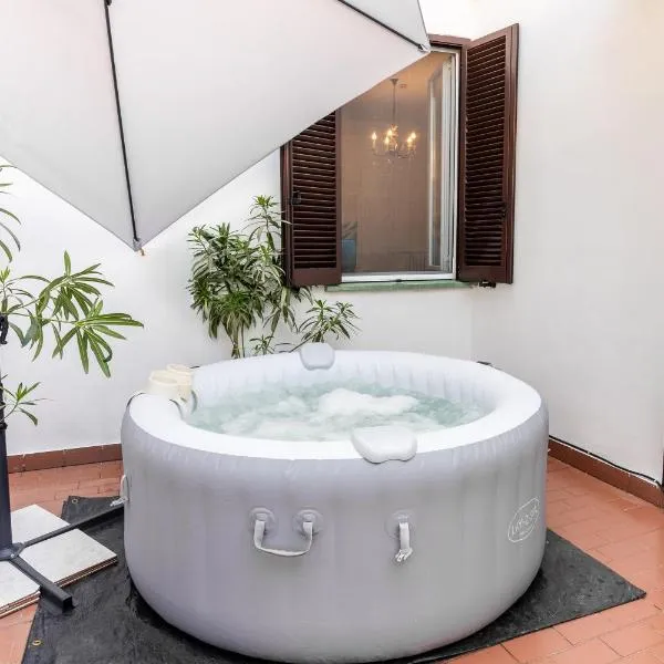 Zen Retreat with Jacuzzi, Patio & Private Garage Plus Automatic Check in 24 7 with Netflix Dazn and Disney Plus, hotel in Casale Monferrato