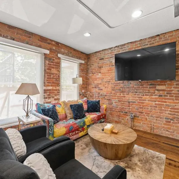 Short North Lounge - Stay for 2, hotel in Columbus