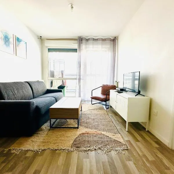 Agréable 2 pièces avec balcon et Parking transports by immo kit bnb, hotel in Sarcelles