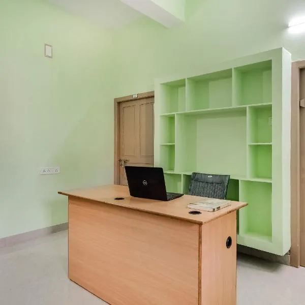 SPOT ON Sri Devi Residency, hotel in Kākināda