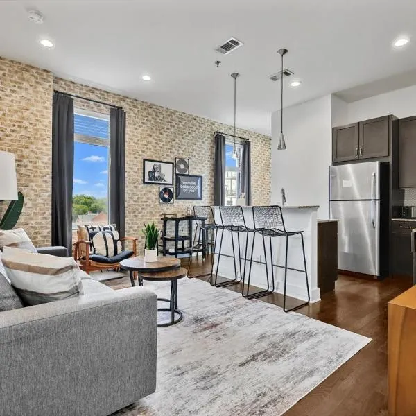 Stylish Midtown Condo Near Vanderbilt & Parthenon, hótel í Nashville