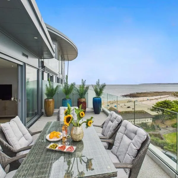 Skydeck at The Liner – Stylish 2-Bed / 2-Bath Top Floor with Panoramic Sea Views、ファルマスのホテル
